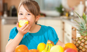 С какого возраста ребенку можно давать фрукты