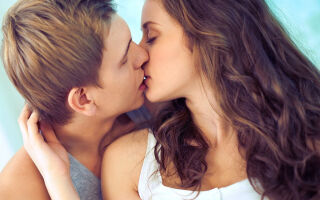 Как правильно научиться целоваться?