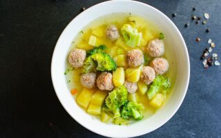 Рисовый суп с фрикадельками и брокколи